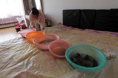 安龙楼上漏水，住户失联，小区没物管，业主维权难！律师来支招……